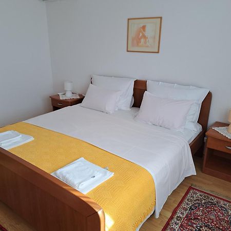 Apartments Pink House Povljana Ngoại thất bức ảnh