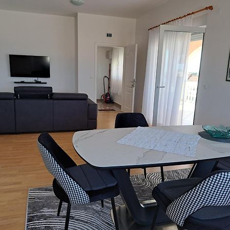 Apartments Pink House Povljana Ngoại thất bức ảnh