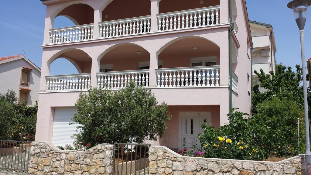 Apartments Pink House Povljana Ngoại thất bức ảnh